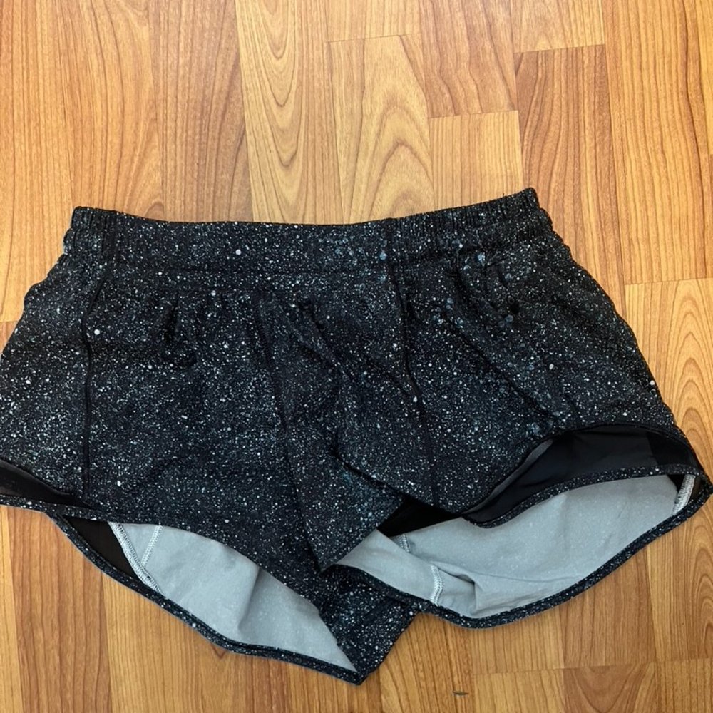 lululemon 2.5 hotty hot shorts
